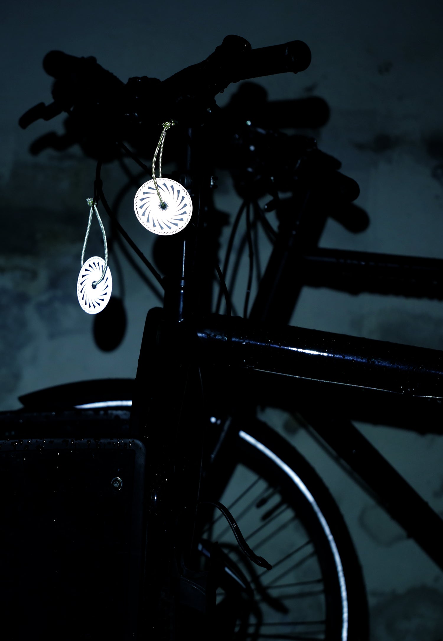 to Safe & Shine reflekser på cykel som lyser opi mørket