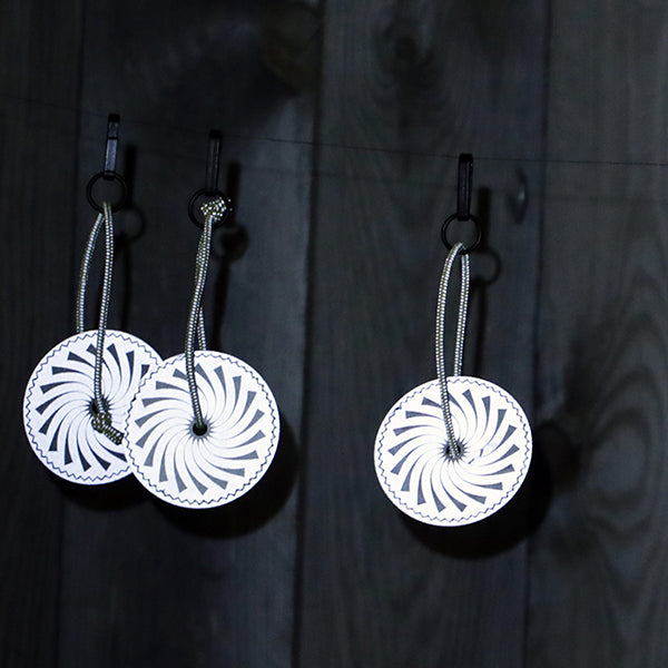 refleks vedhæng med mønster der lyser i mørket og øger synlighed i trafikken