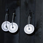 refleks vedhæng med mønster der lyser i mørket og øger synlighed i trafikken