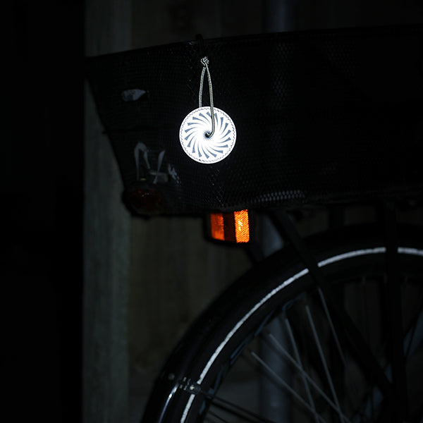reflekser på cykelkurv der øger synlighed i trafikken