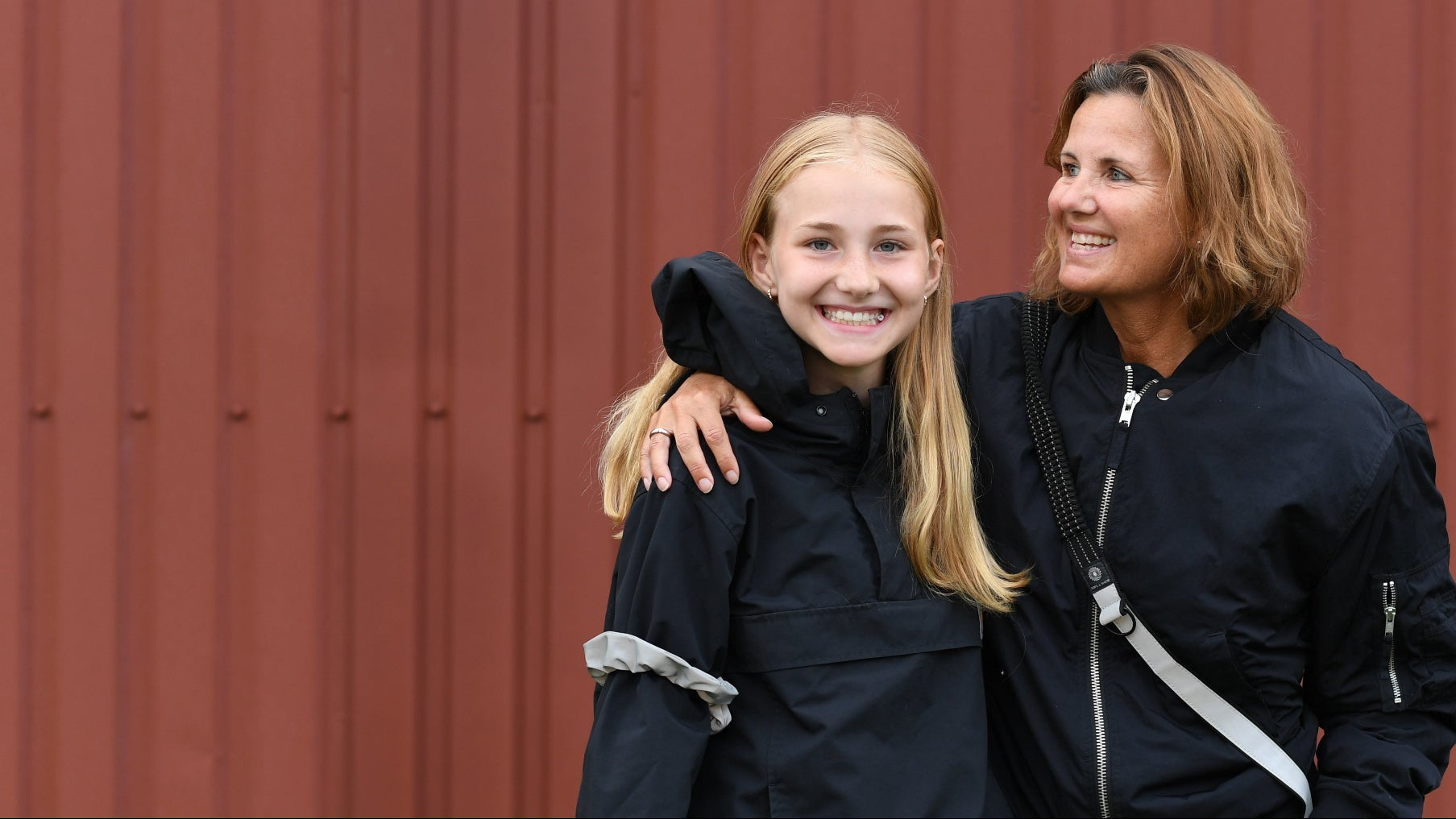 mor og barn med reflekser der øger synlighed i trafikken
