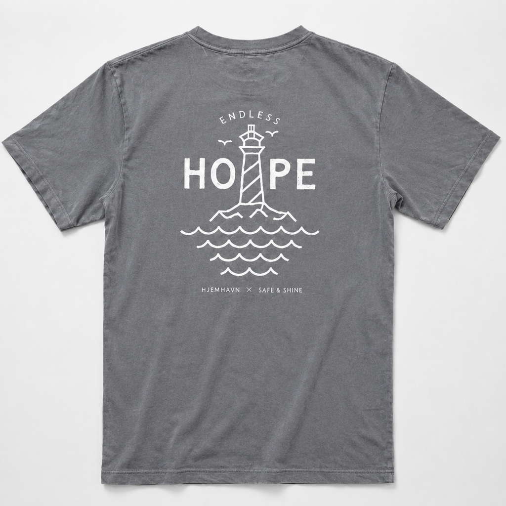 Grå Endless Hope T-shirt fra Safe & Shine x Hjemhavn med stort hvidt refleksprint af et fyrtårn og bølger på ryggen.