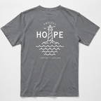 Grå Endless Hope T-shirt fra Safe & Shine x Hjemhavn med stort hvidt refleksprint af et fyrtårn og bølger på ryggen.