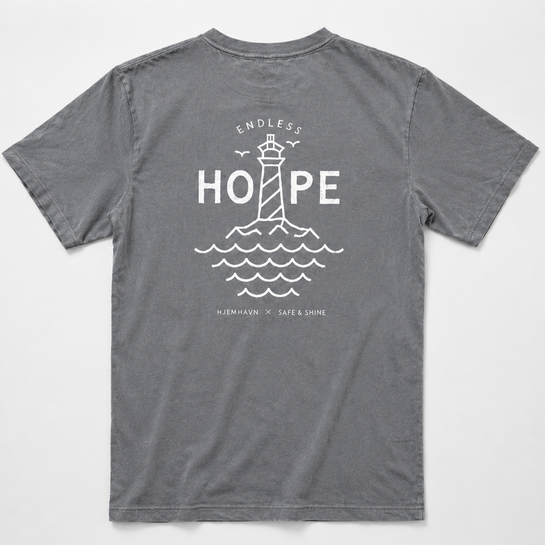Grå Endless Hope T-shirt fra Safe & Shine x Hjemhavn med stort hvidt refleksprint af et fyrtårn og bølger på ryggen.