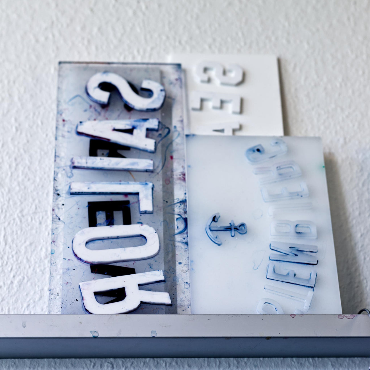 Detaljebillede af trykforme og skabeloner brugt til print på tøj