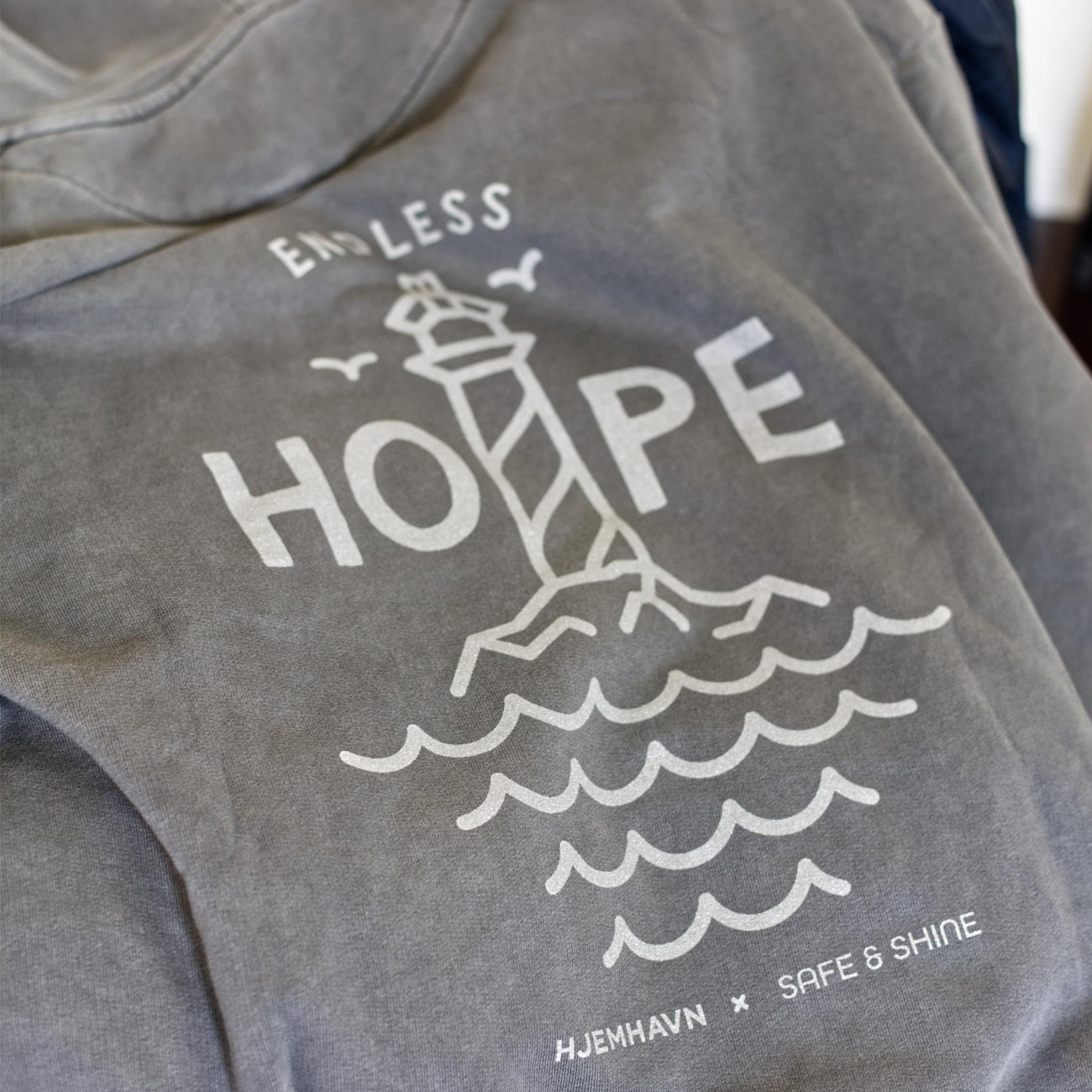 Endless HOPE reflekstryk på hoodie hjemhavn og safe and shine samarbejde