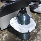 Refleks-scrunchie fra Safe & Shine brugt omkring drikkedunk – multifunktionelt design med refleks og skjult lynlåslomme