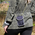 Person bærer Galaxy taske fra Safe & Shine med reflekterende kanter og gul reflekssnor – funktionel taske til hverdag og bevægelse