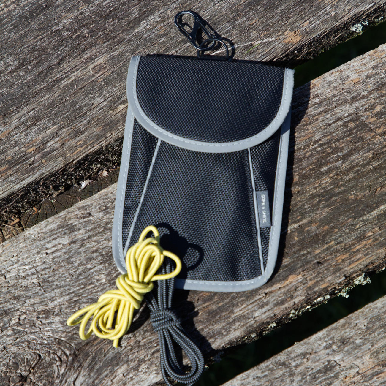 Galaxy taske fra Safe & Shine med reflekskanter samt gul og sort udskiftelig reflekssnor