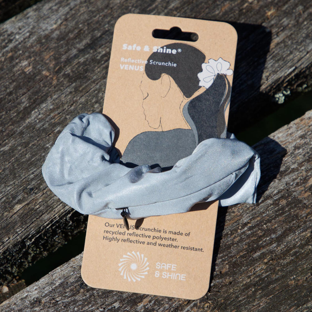 Refleks-scrunchie VENUS fra Safe & Shine vist med emballage – funktionel håraccessory i refleksmateriale med fokus på synlighed
