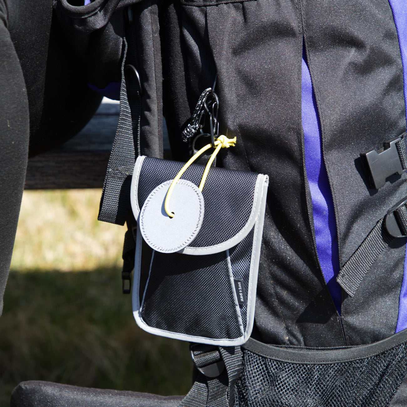 Galaxy taske med reflekskanter og refleksvedhæng fastgjort på rygsæk til outdoor og vandretur