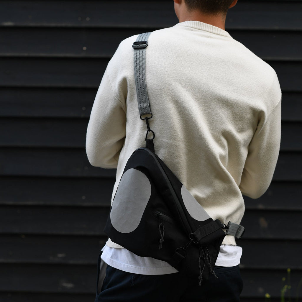 ung med refleks taske der øger synlighed i trafikken i hverdagen