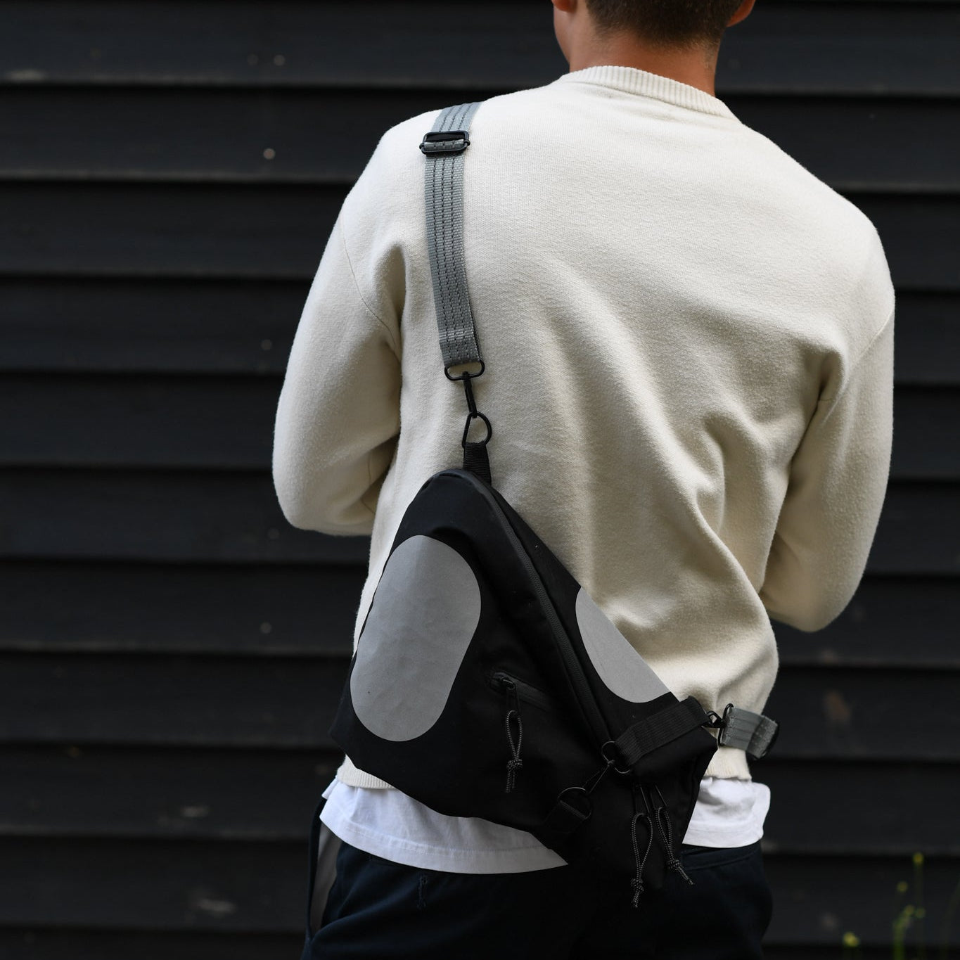 ung med refleks taske der øger synlighed i trafikken i hverdagen