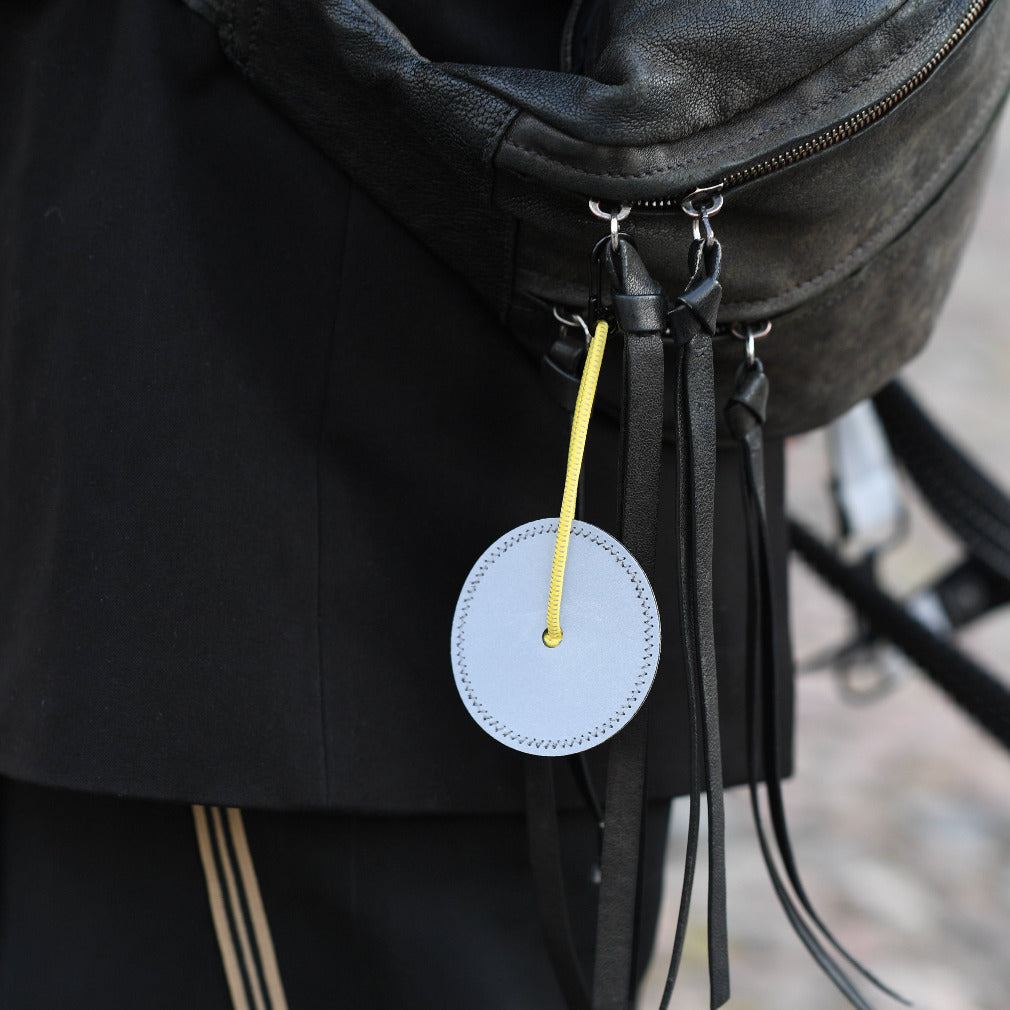 refleks vedhæng til taske der øger synlighed i trafikken