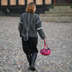 person med refleks taske strap der øger synlighed i trafikken i hverdagen