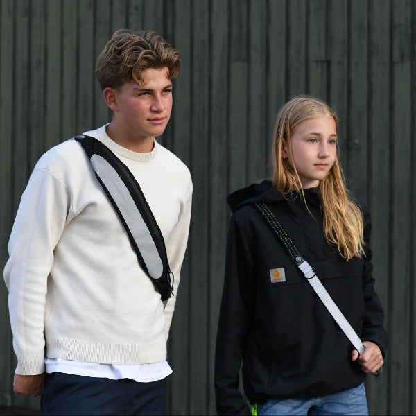 unge med refleks straps der øger synlighed i trafikken