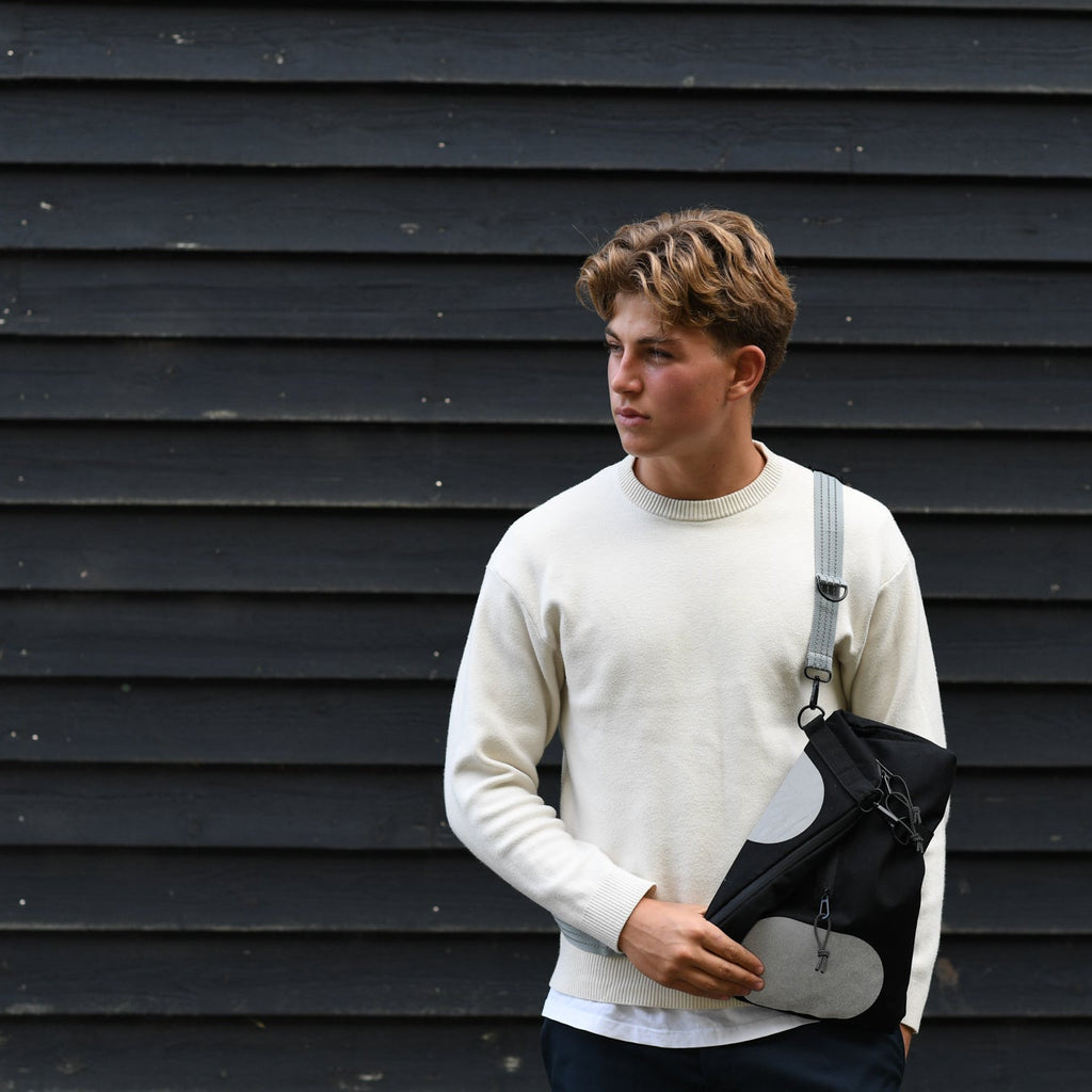 ung med refleks taske der øger synlighed i trafikken i hverdagen