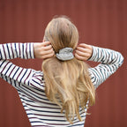 refleks scrunchie i hår der øger synlighed i hverdagen