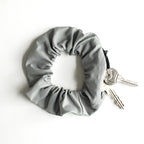 refleks scrunchie med lynlås lomme til hår der øger synlighed i mørke