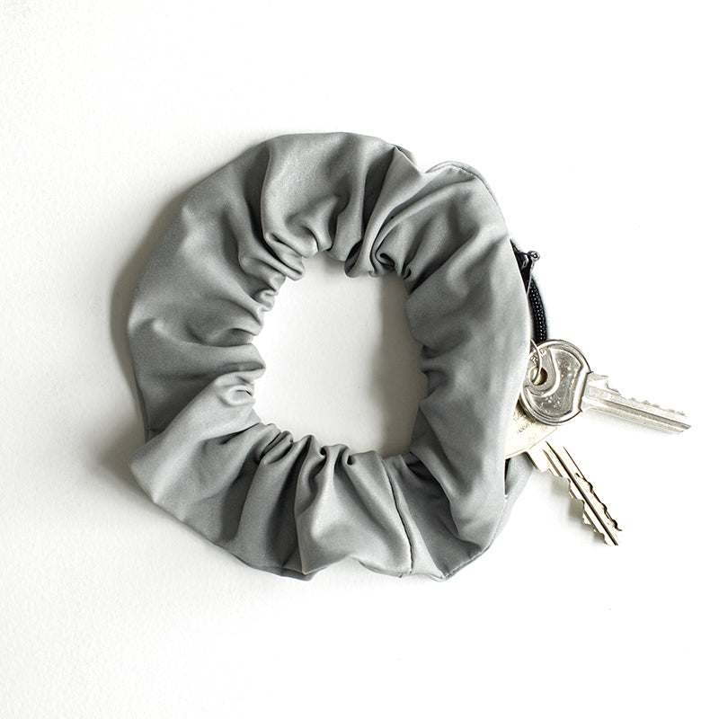 refleks scrunchie med lynlås lomme til hår der øger synlighed i mørke