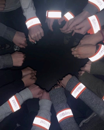 gruppe med reflekser der skaber synlighed og fællesskab