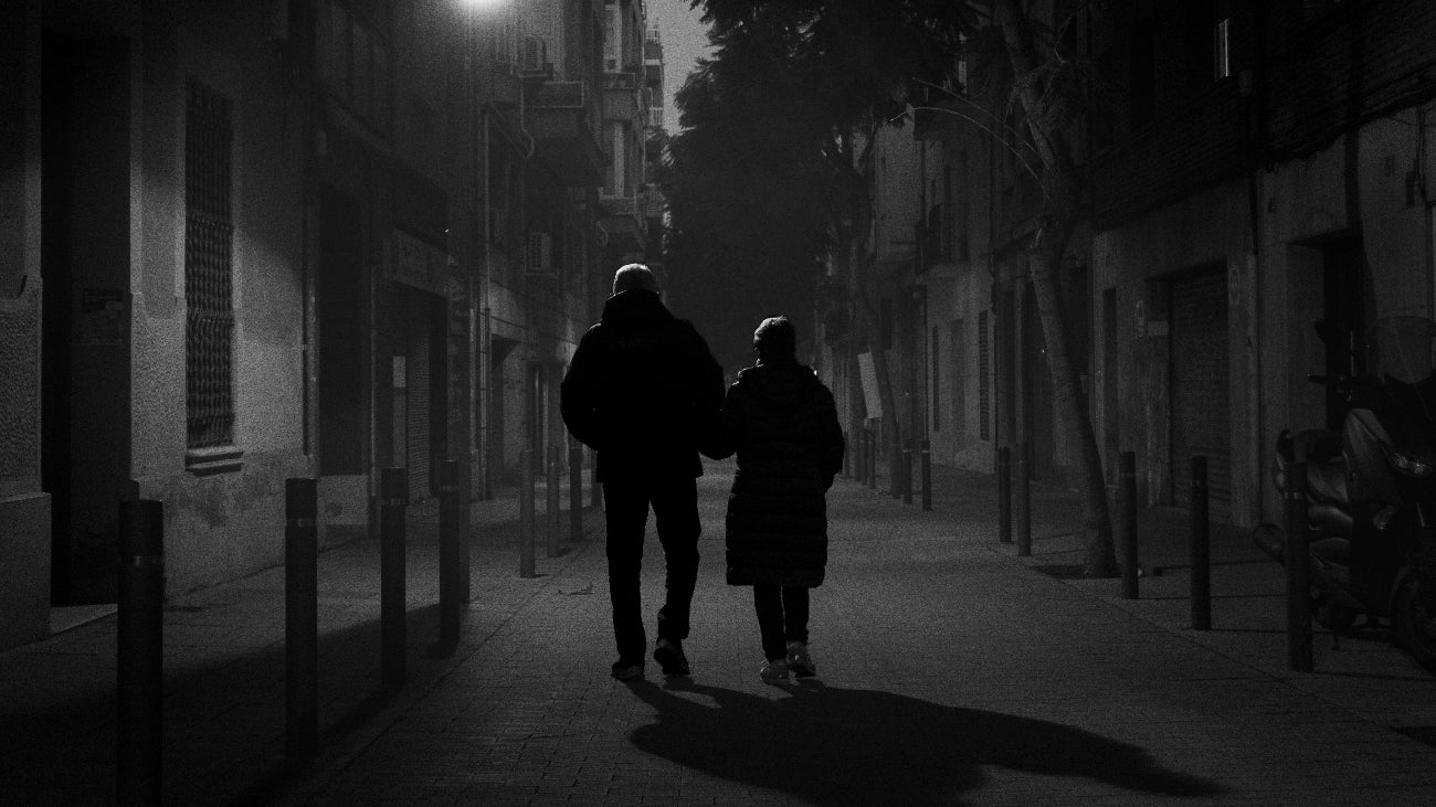 Dame og mand går tur i mørket uden reflekser