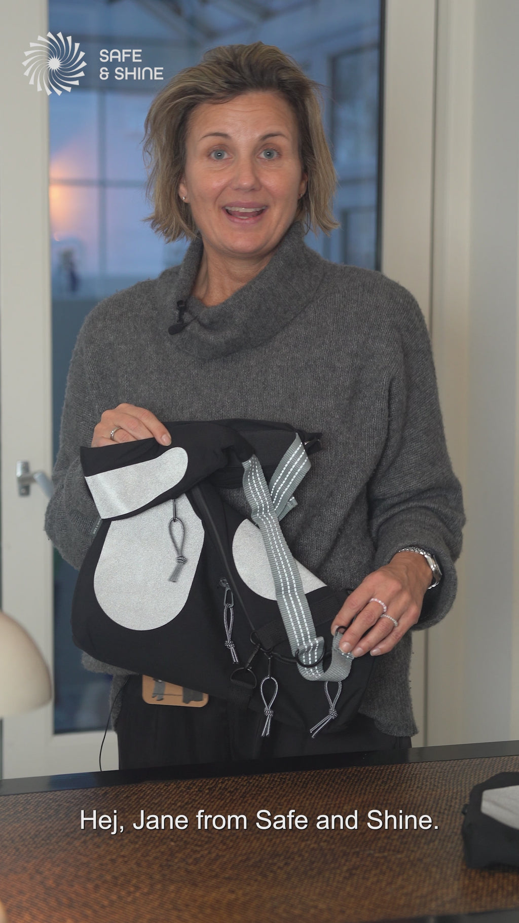 video hvor Safe and Shine præsenterer 2-i-1 refleks taske og refleks strap til øget synlighed i trafikken