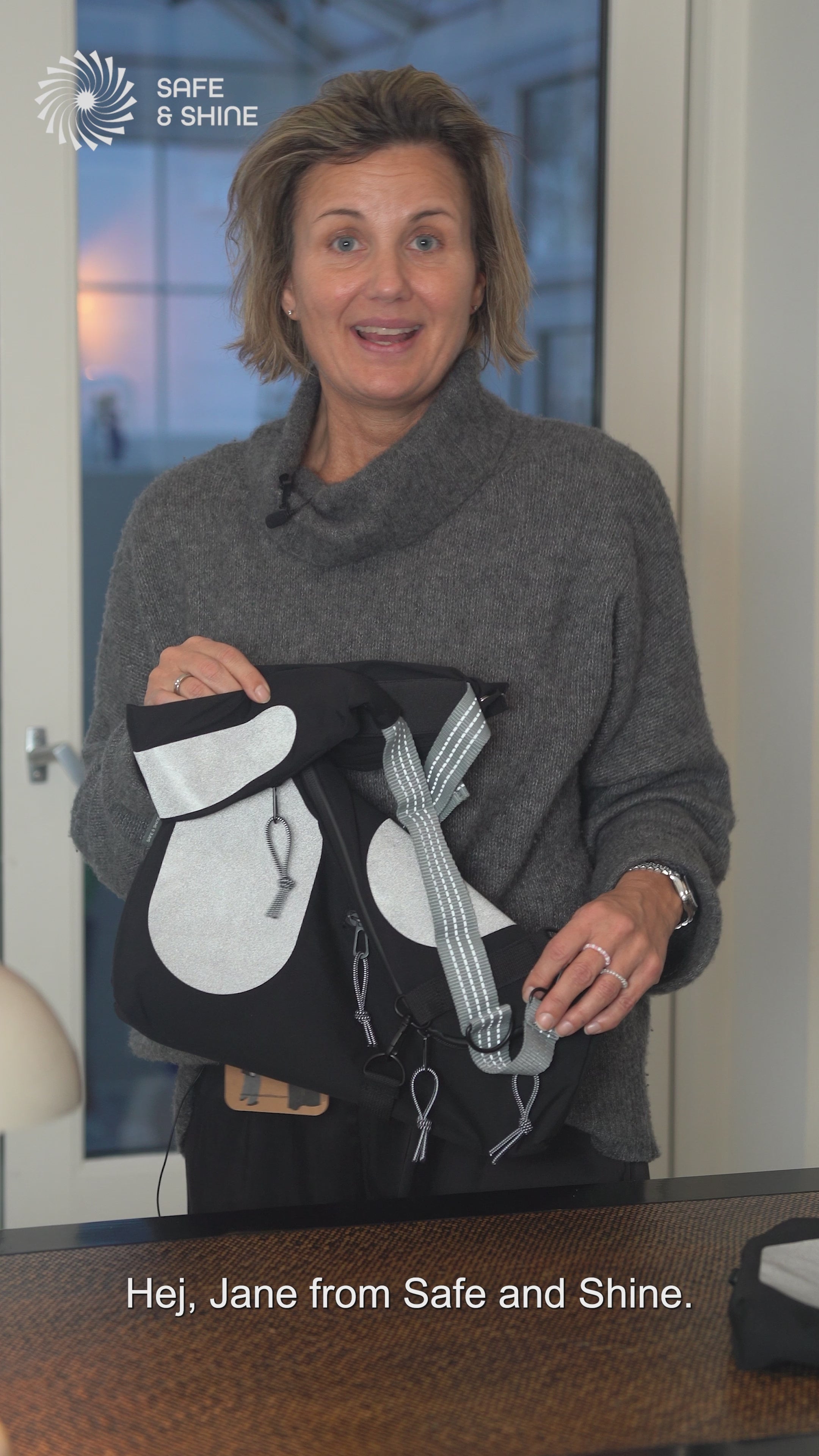 video hvor Safe and Shine præsenterer 2-i-1 refleks taske og refleks strap til øget synlighed i trafikken