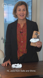 video hvor Safe and Shine præsenterer refleks scrunchie til øget synlighed i trafikken