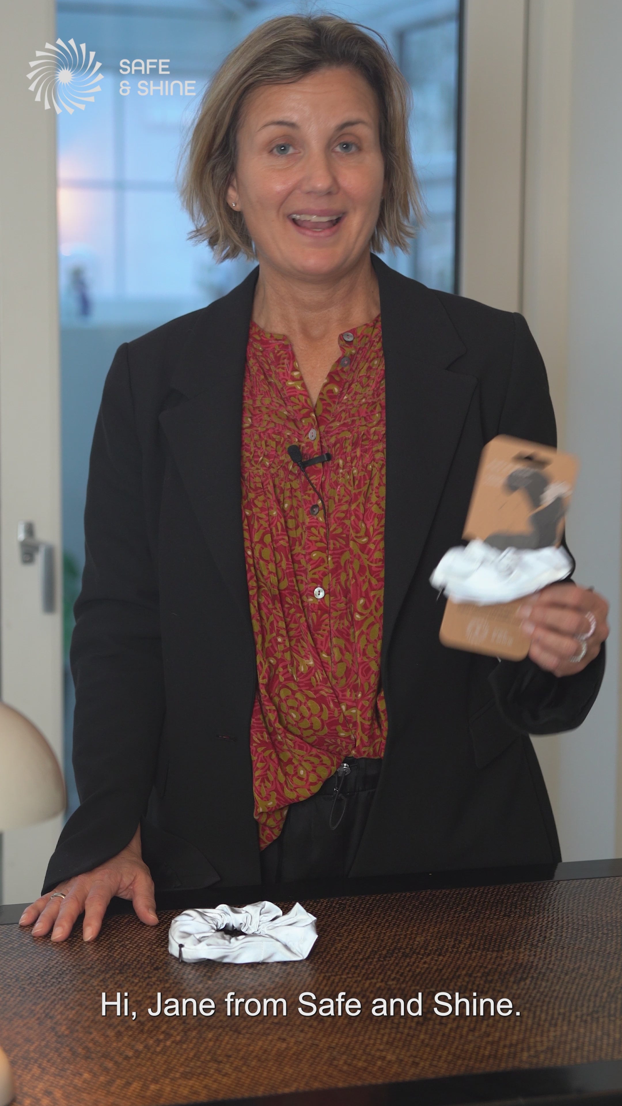 video hvor Safe and Shine præsenterer refleks scrunchie til øget synlighed i trafikken